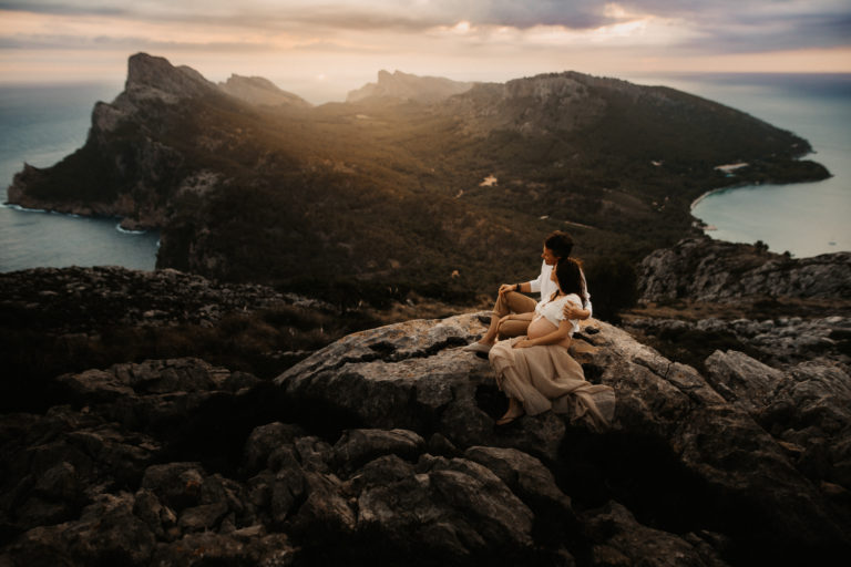 Schwangeres Paar eigebettet in der Landschaft von Formentor auf Mallorca.