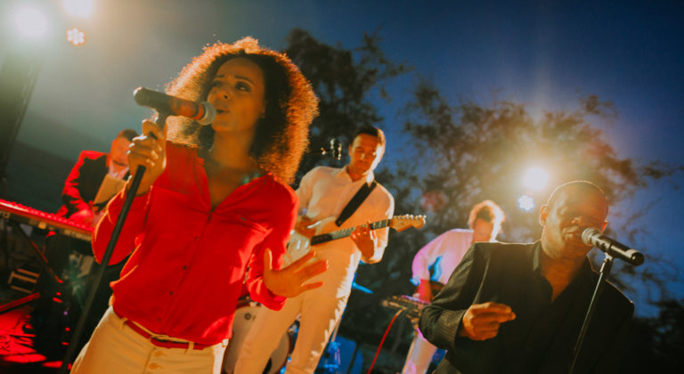 Partyfoto in Aktion der Bands von Ider Musikagentur Inear auf Mallorca