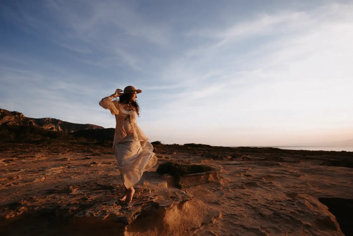 Babybauch Shooting Mallorca Berge und Meer in der Abendsonne