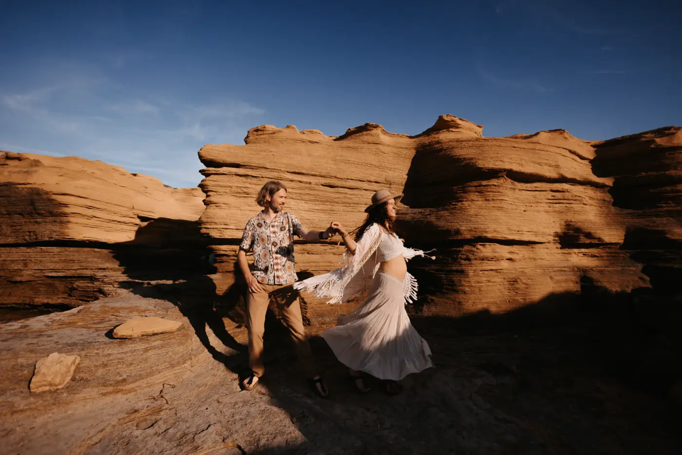 Paarshooting und Babybauch Mallorca Felsen